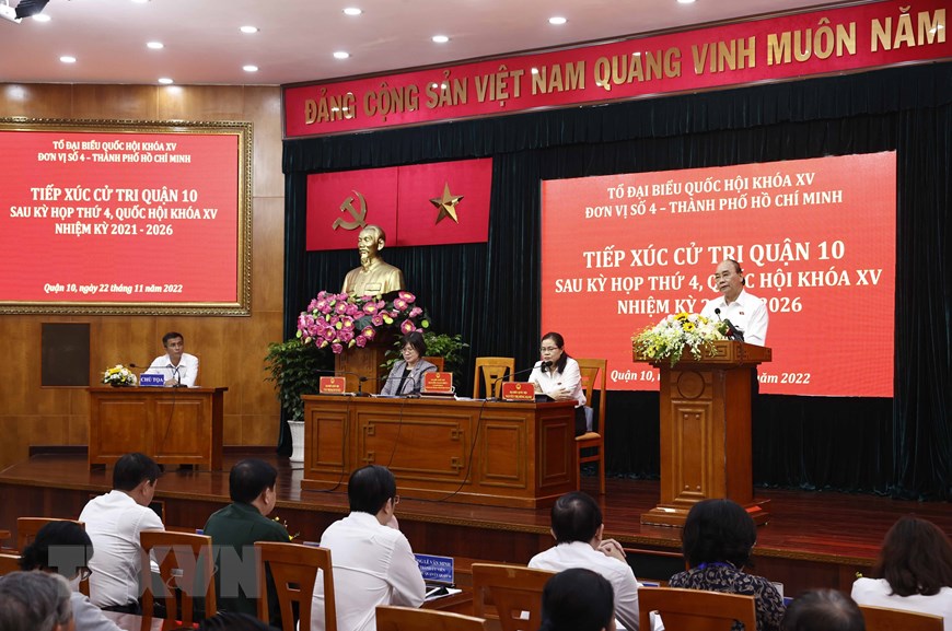 Chủ tịch nước Nguyễn Xuân Phúc cùng tổ đại biểu Quốc hội TP HCM đơn vị 4 tiếp xúc cử tri quận 10. Ảnh TTXVN