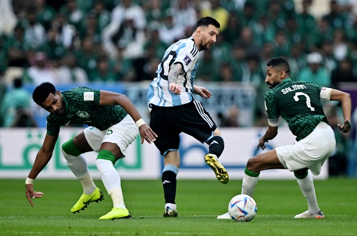 Messi và đồng đội bất lực trước hàng thủ chắc chắn của Saudi Arab.