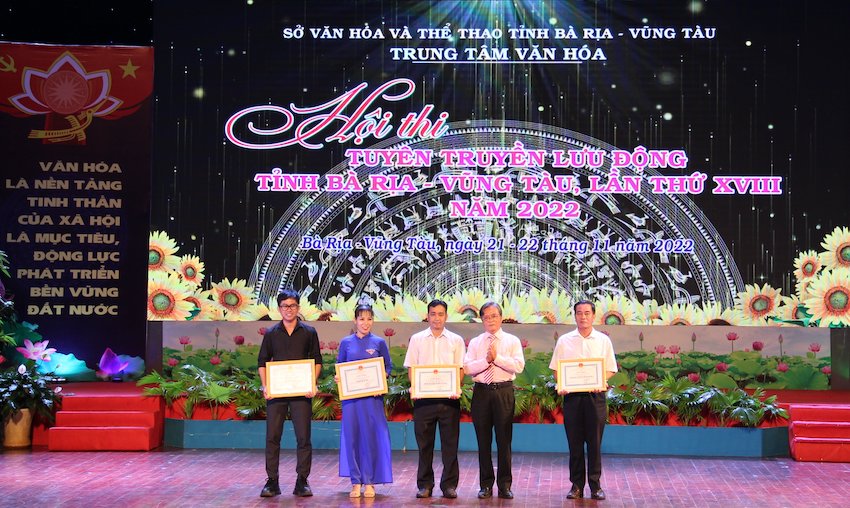 Ban Tổ chức trao giải diễn viên xuất sắc đến các thí sinh.