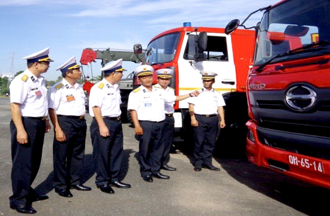 Các kíp xe của Trung tâm Bảo đảm kỹ thuật và Trung tâm Huấn luyện Vùng 2 Hải quân tham gia Hội thi tàu, xe, kho, trạm tốt.
