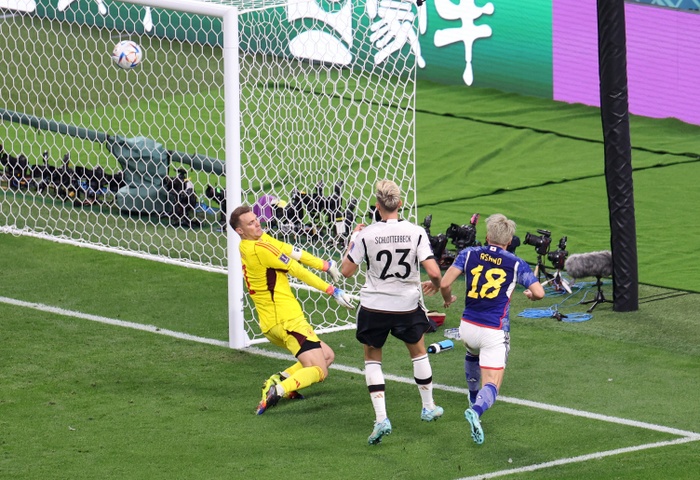 Asano ghi bàn ấn định chiến thắng 2-1 cho đội tuyển Nhật Bản.