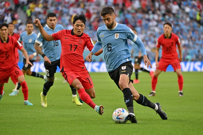 Đội tuyển Uruguay (áo xanh) thiếu chút may mắn khi 2 lần đưa bóng chạm cột dọc.