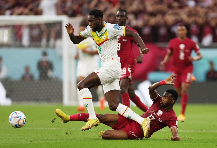 Senegal (áo trắng) đã vượt qua Qatar với tỷ số 3-1.