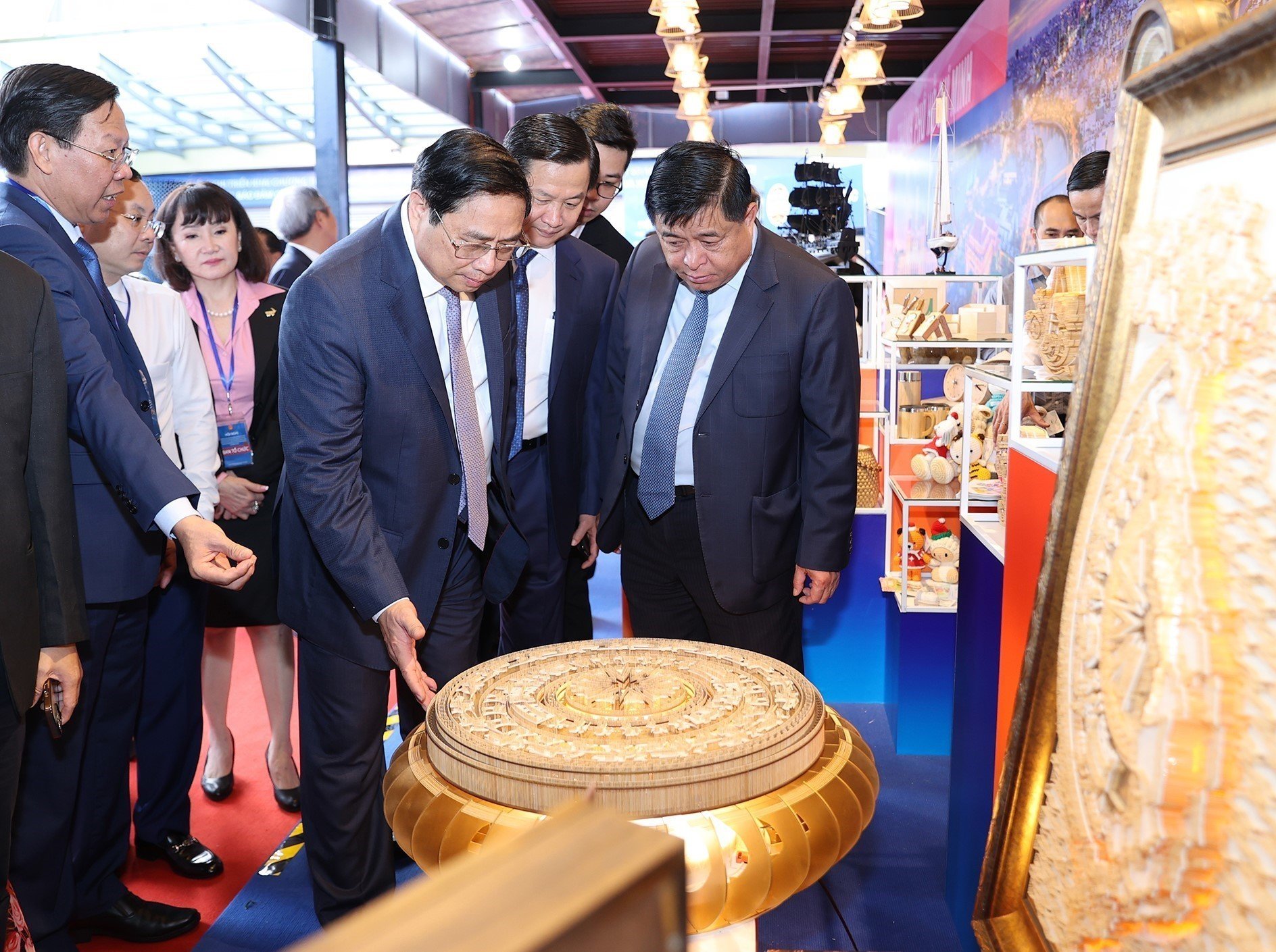 Thủ tướng Phạm Minh Chính thăm gian trưng bày sản phẩm công nghệ, nông nghiệp, thủ công, dịch vụ của các tỉnh vùng Đông Nam Bộ