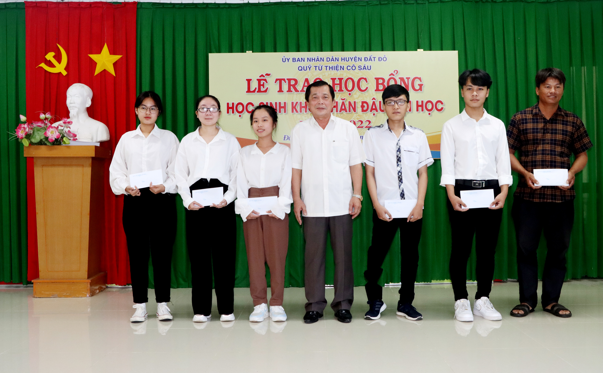 Ông Hồ Văn Lợi, Chủ tịch Quỹ Từ thiện Cô Sáu trao học bổng cho 6 em có hoàn cảnh khó khăn vừa đậu đại học năm 2022.