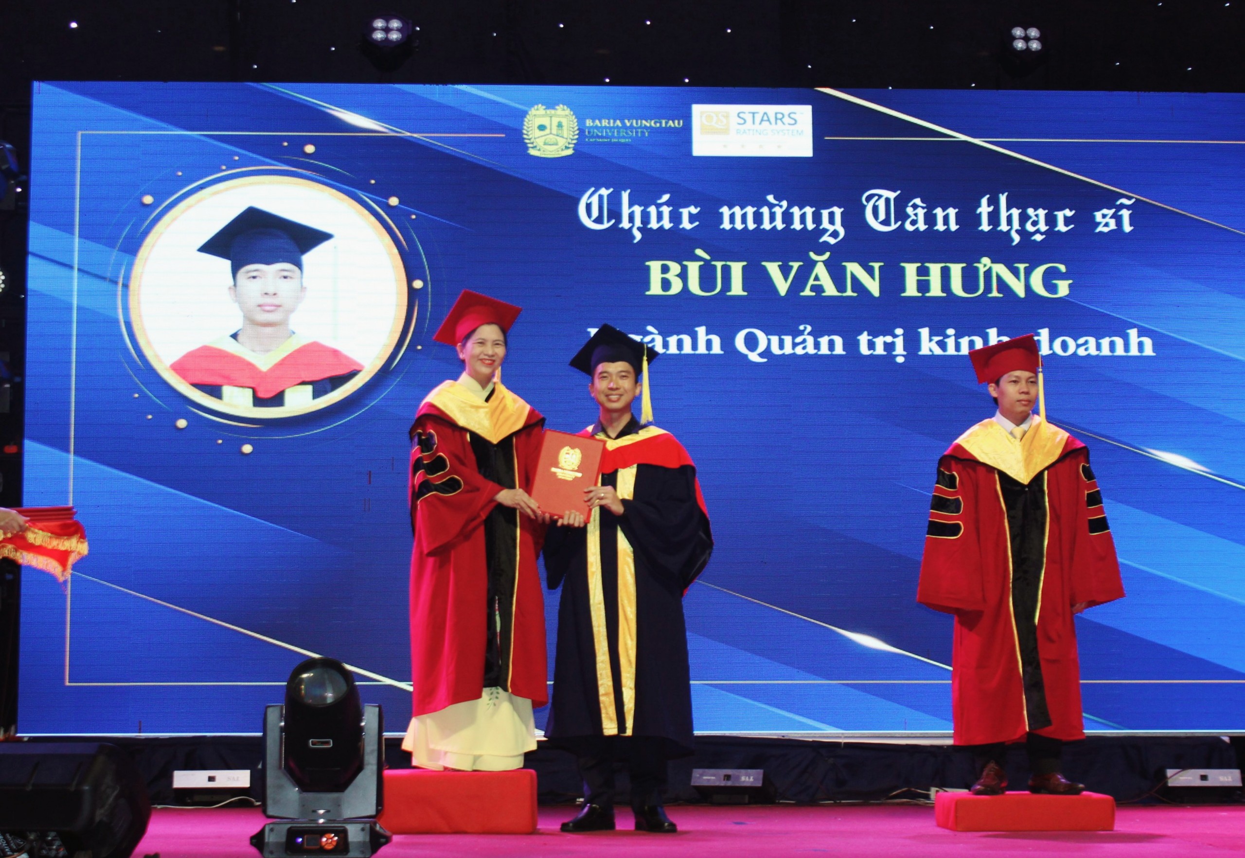 PGS. TS. LS. Nguyễn Thị Hoài Phương trao bằng tốt nghiệp trình độ Thạc sĩ cho học viên Bùi Văn Hưng.