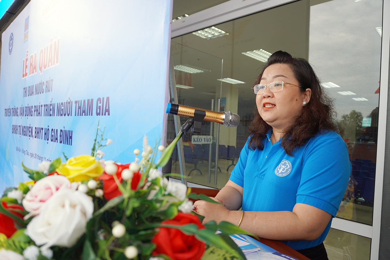 Bà Nguyễn Hồng Hạnh, Phó Giám đốc BHXH tỉnh phát biểu phát động tại buổi Lễ.
