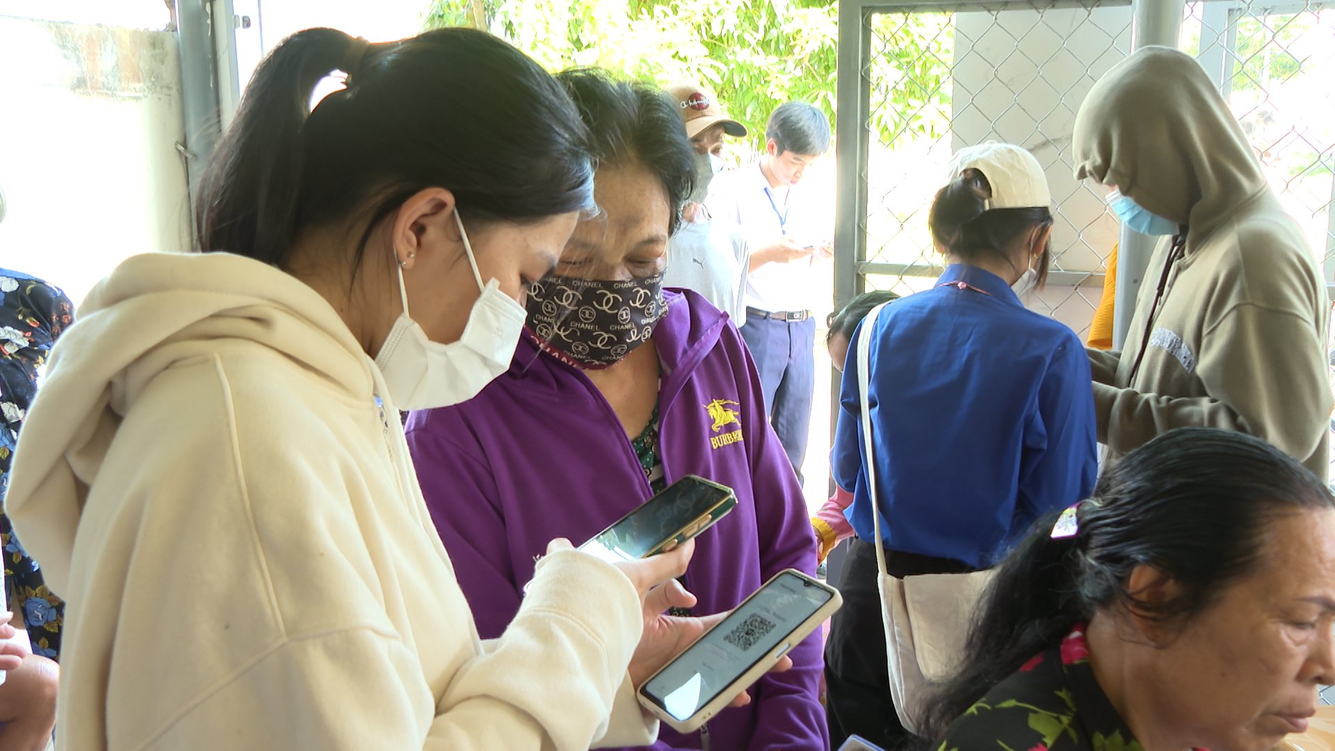 Đoàn viên thanh niên thị trấn Long Hải hỗ trợ người dân cài đặt VNeID.