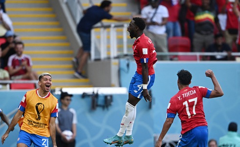 Sự phấn khích của cầu thủ Costa Rica sau chiến thắng trước Nhật Bản.