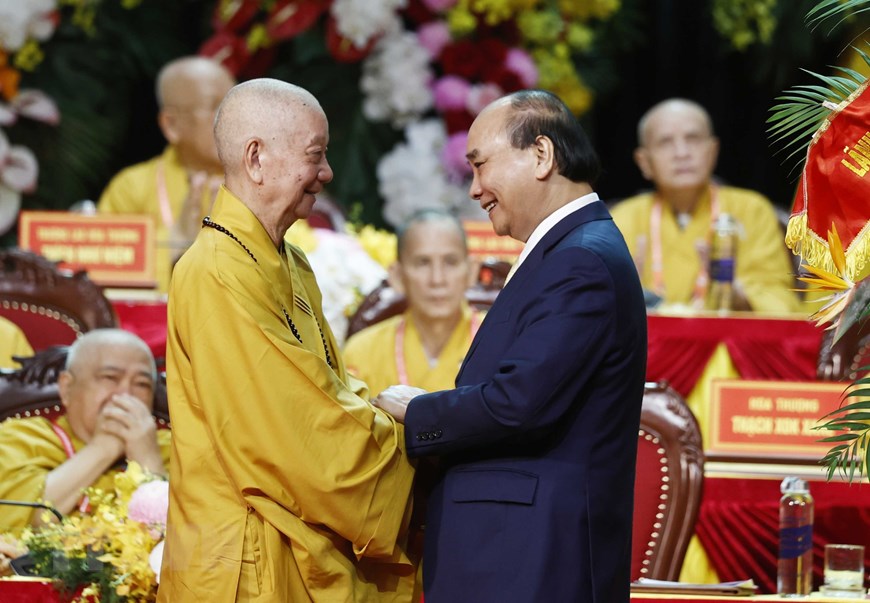 Chủ tịch nước Nguyễn Xuân Phúc với Trưởng lão hòa thượng Thích Trí Quảng, quyền Pháp chủ Giáo hội Phật giáo Việt Nam.