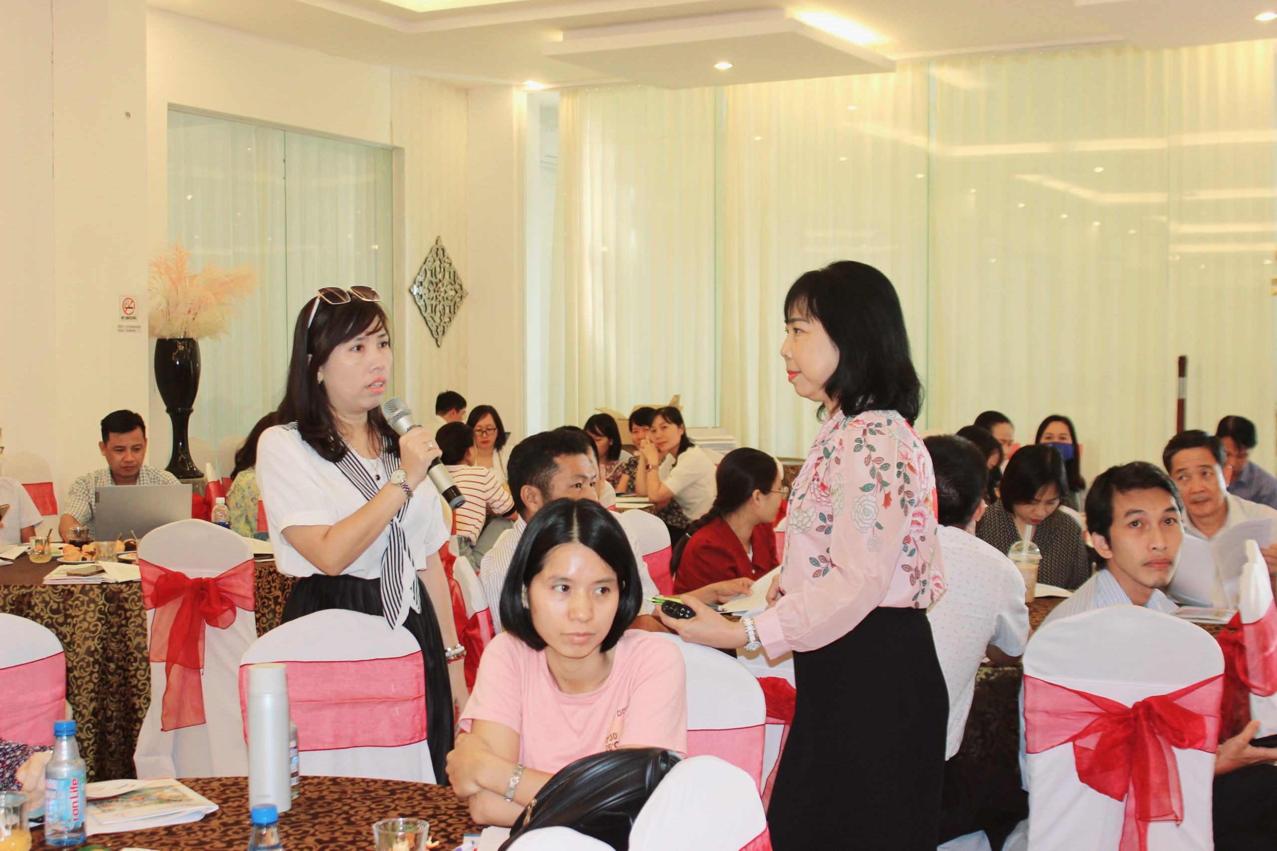 TS. Lê Thị Thanh Mai lắng nghe chia sẻ của GV về công tác tư vấn hướng nghiệp cho HS.