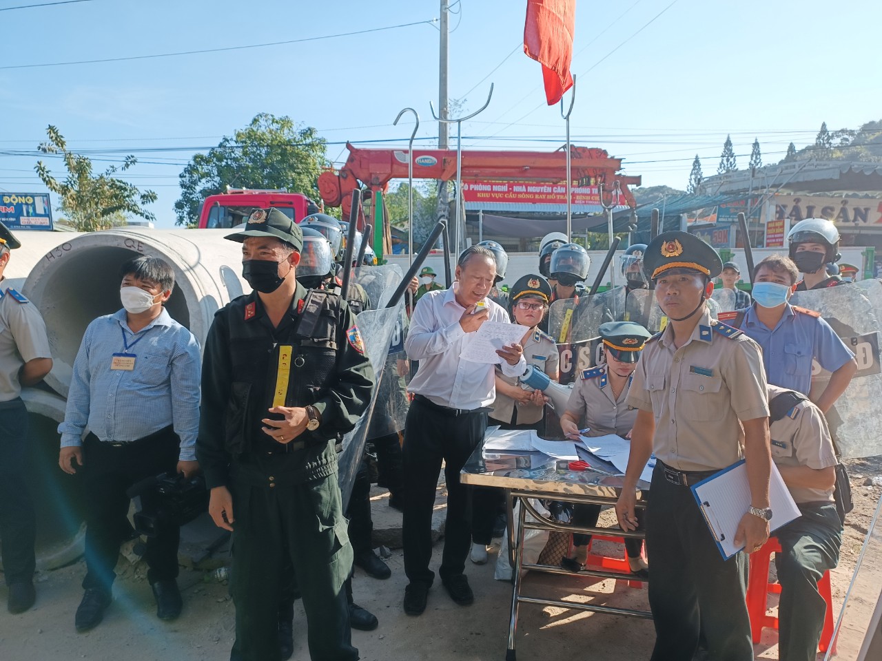 Chi cục THADS huyện Xuyên Mộc phối hợp các lực lượng liên quan thi hành quyết định cưỡng chế bắt buộc tại ấp Hồ Tràm, xã Phước Thuận, huyện Xuyên Mộc