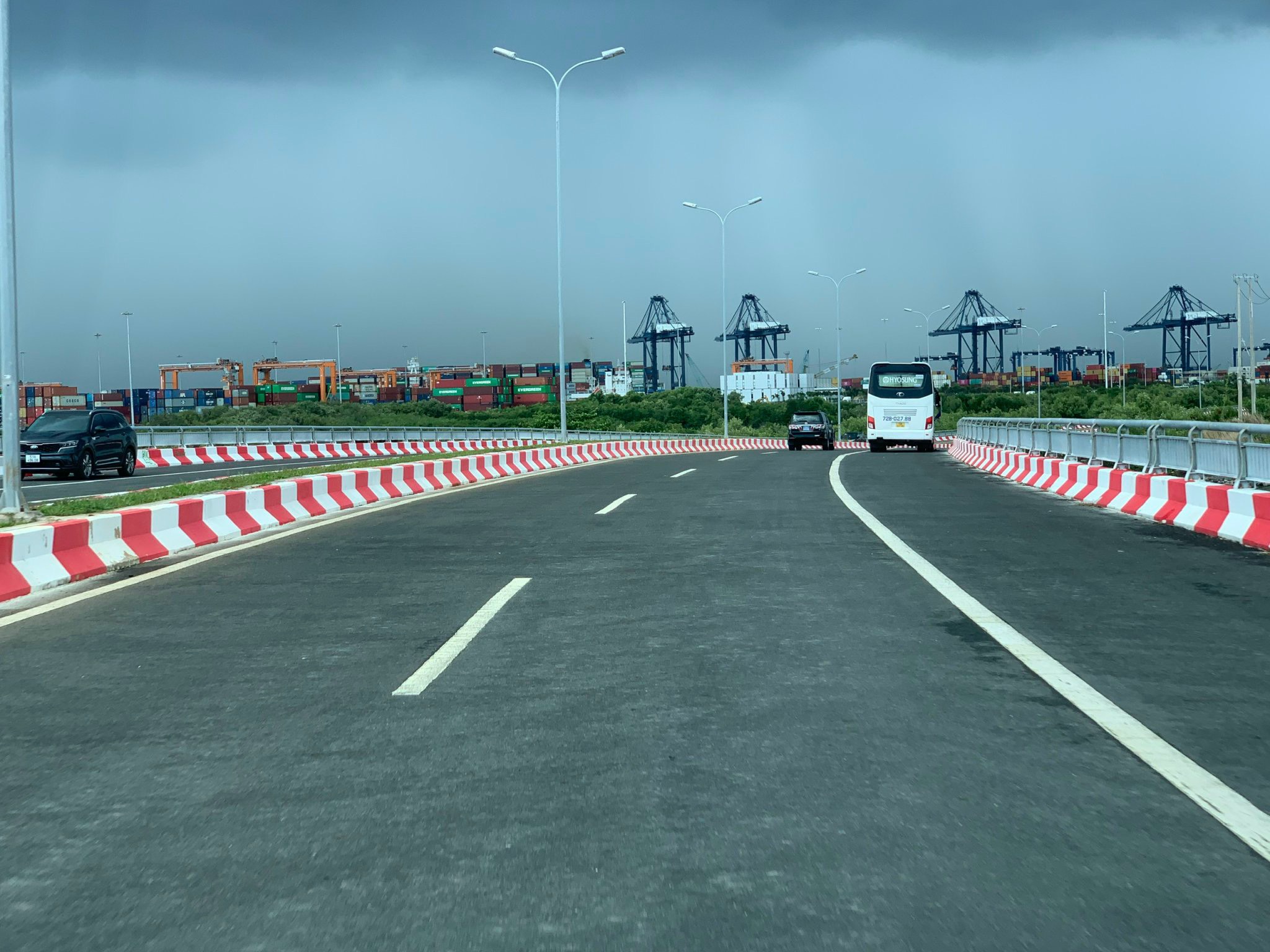 Dự án đường liên cảng Cái Mép -Thị Vải giúp hỗ trợ đồng bộ, kết nối hệ thống giao thông trong khu vực, nâng cao hiệu quả sử dụng của các cảng và khu vực cảng. Ảnh: THANH NGA