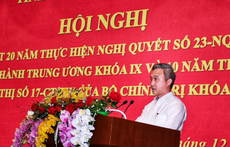 Ông Đặng Minh Thông, Phó Chủ tịch UBND tỉnh phát biểu tham luận tại hội nghị.