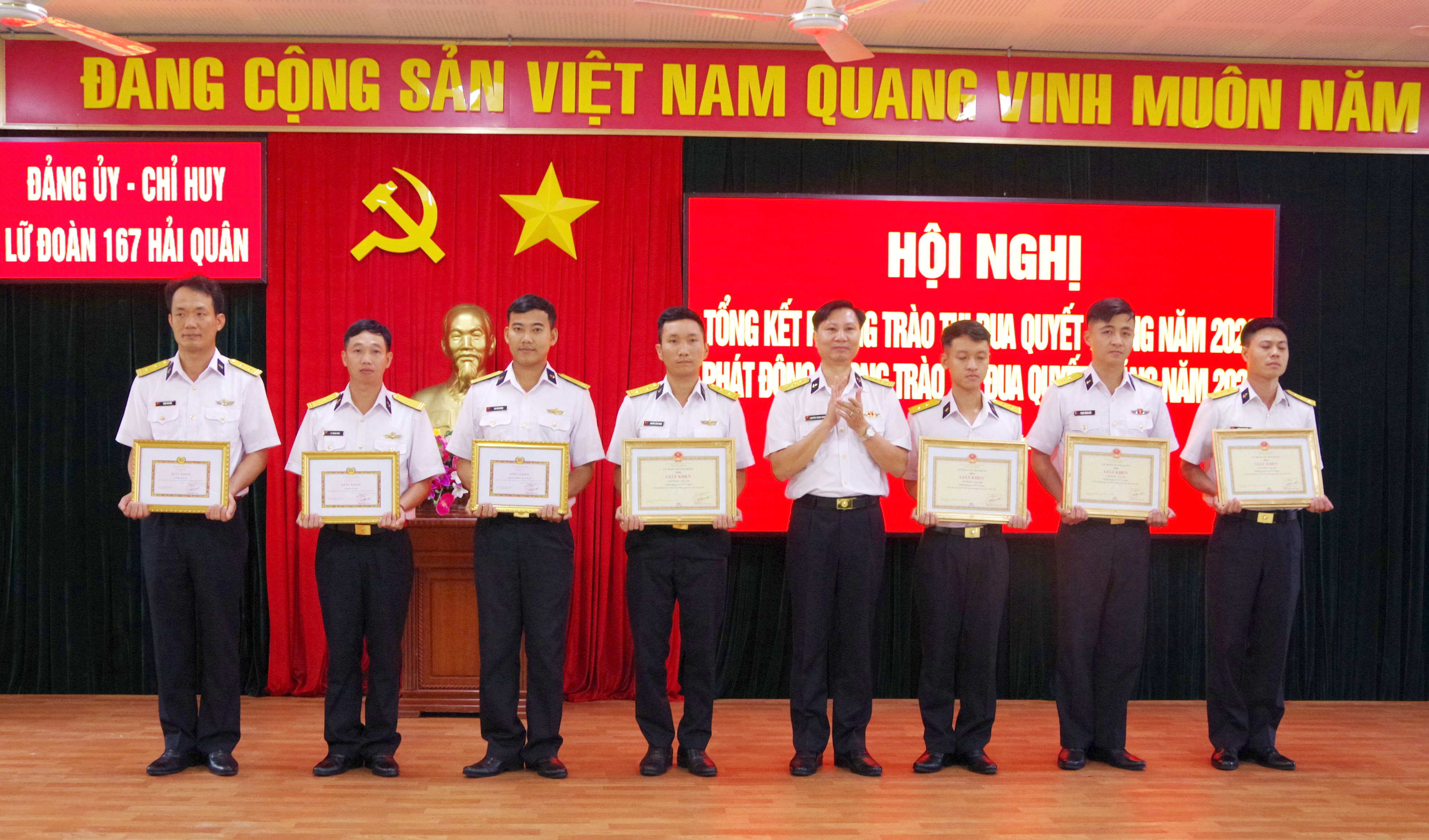Đại tá Nguyễn Thành Nhân, Chính ủy Lữ đoàn 167 trao thưởng cho các tập thể có thành tích xuất sắc trong phong trào “Thi đua Quyết thắng” năm 2022.