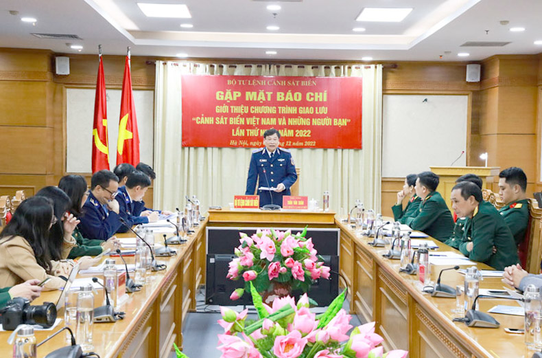 Thiếu tướng Trần Văn Xuân, Phó Chính ủy CSB Việt Nam mong muốn các cơ quan báo chí quan tâm, ủng hộ trong công tác thông tin, tuyên truyền nhằm góp phần lan tỏa thông tin tới cán bộ, chiến sĩ, nhân dân và bạn bè quốc tế về chương trình giao lưu “CSB Việt Nam và những người bạn”.