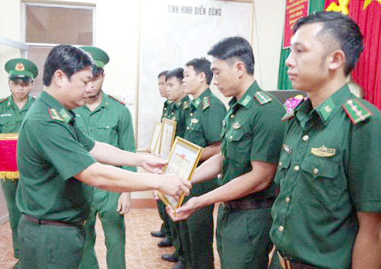 Thượng tá Nguyễn Hùng Sơn, Chỉ huy trưởng BĐBP tỉnh tặng danh hiệu “Chiến sĩ  thi đua” cơ sở cho cán bộ, chiến sĩ Hải đội Biên phòng 2.