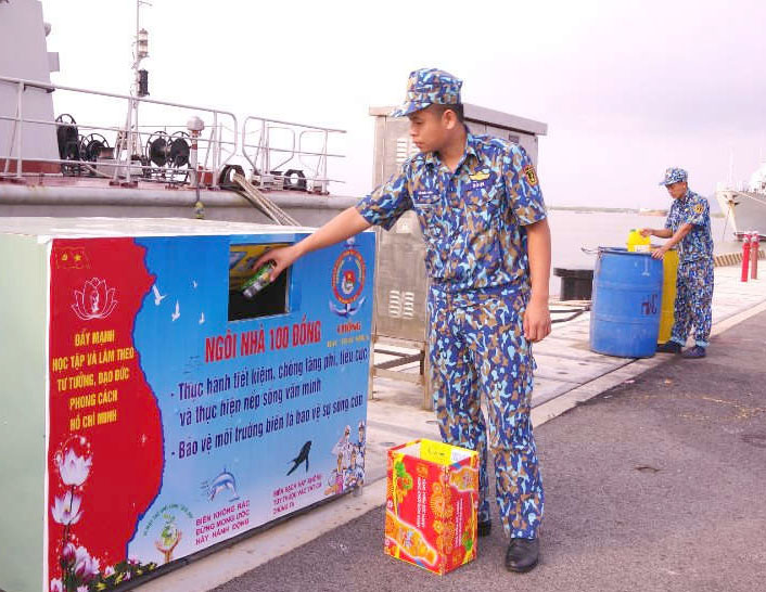 ĐVTN Vùng 2 Hải quân ra quân thu gom rác, dọn vệ sinh môi trường trên địa bàn xã Long Sơn, TP. Vũng Tàu.