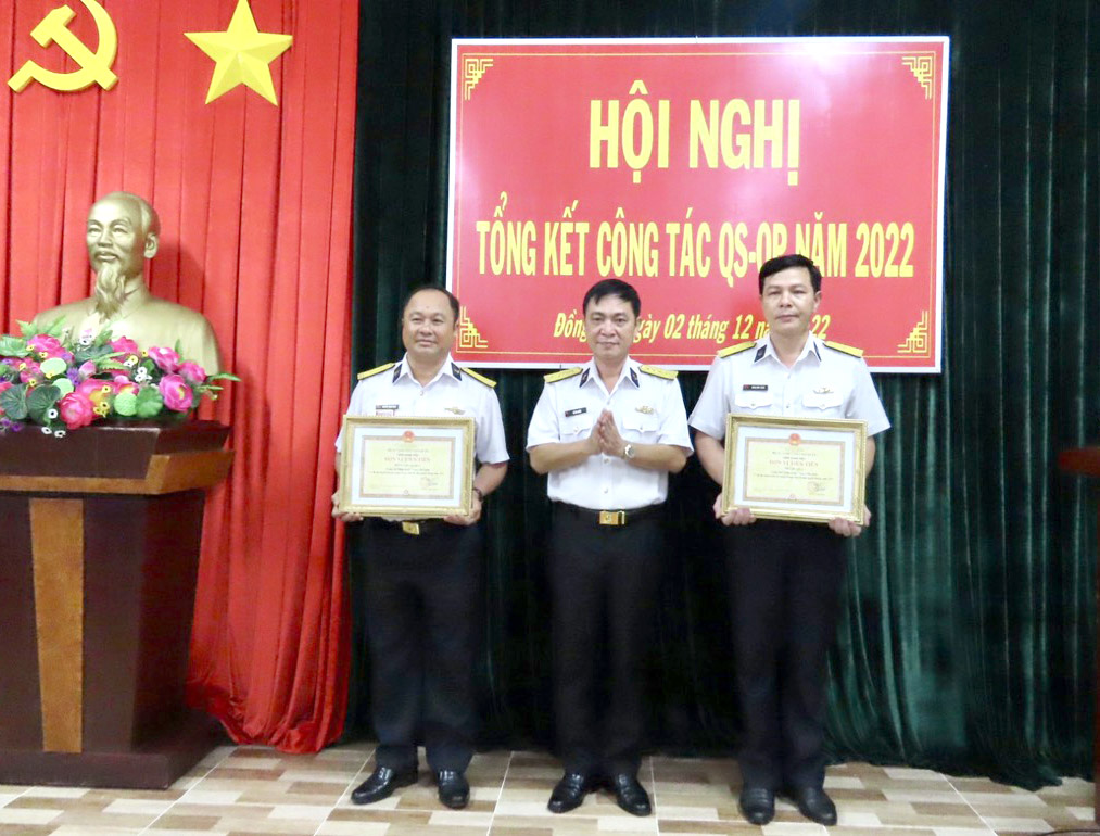 Đại tá Lê Bá Quân, Phó Tư lệnh, Tham mưu trưởng Vùng 2 Hải quân trao thưởng các tập thể đạt danh hiệu 