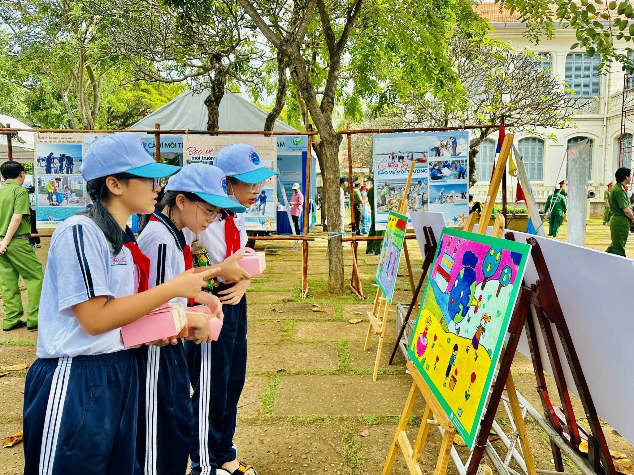 Các em học sinh thích thú khi xem triển lãm
