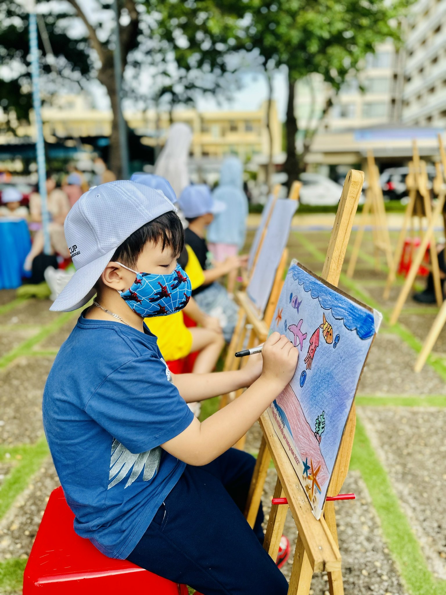 Các em thiếu nhi tham gia vẽ tranh về biển đảo, một trong những hoạt động nằm trong khuôn khổ của chương trình triển lãm