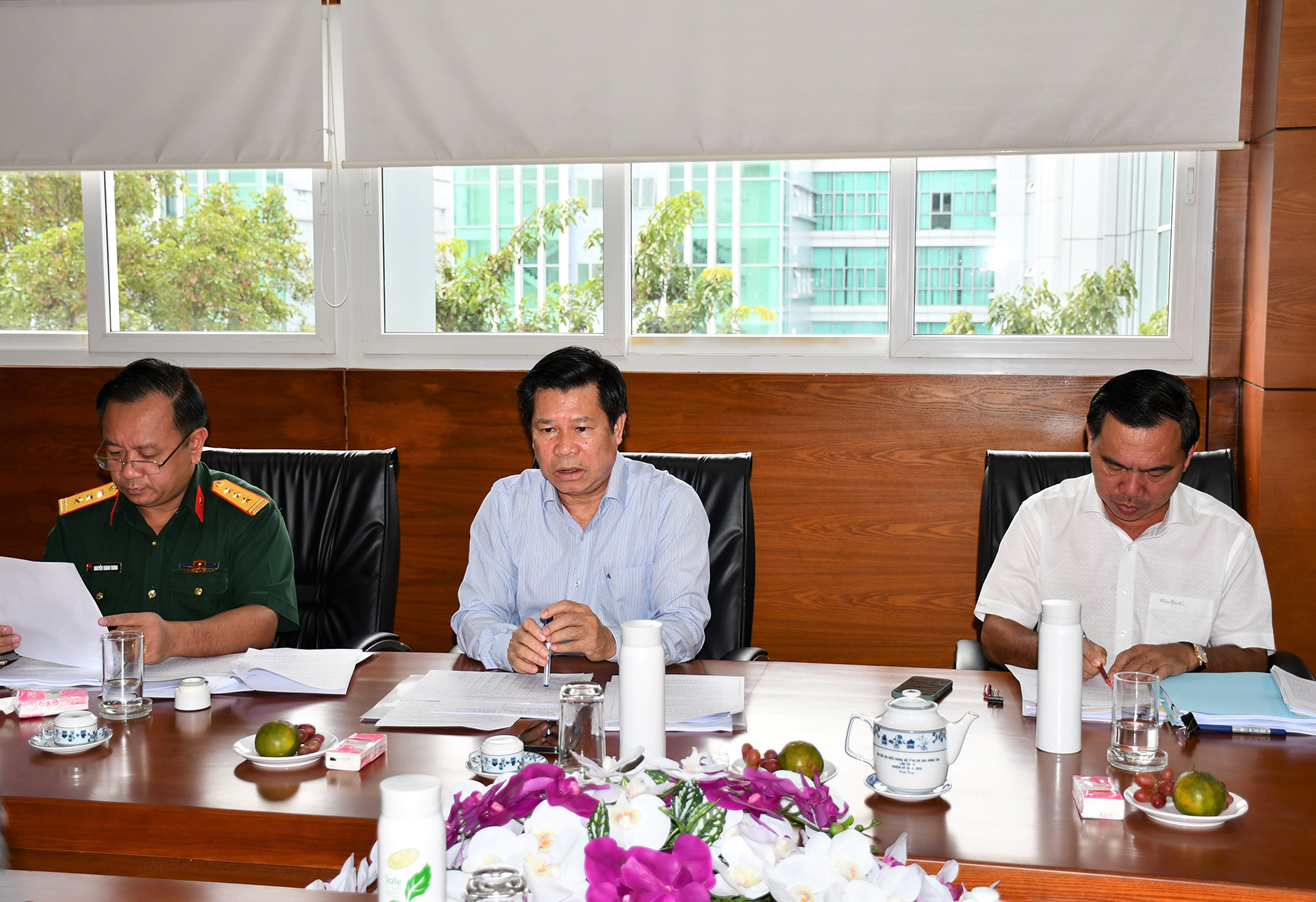 Ông Nguyễn Văn Xinh, Ủy viên Ban Thường vụ Tỉnh ủy,Trưởng Ban Tuyên giáo Tỉnh ủy (giữa) thảo luận về hoạt động của các trung tâm văn hóa, thể thao và học tập cộng đồng các địa phương.