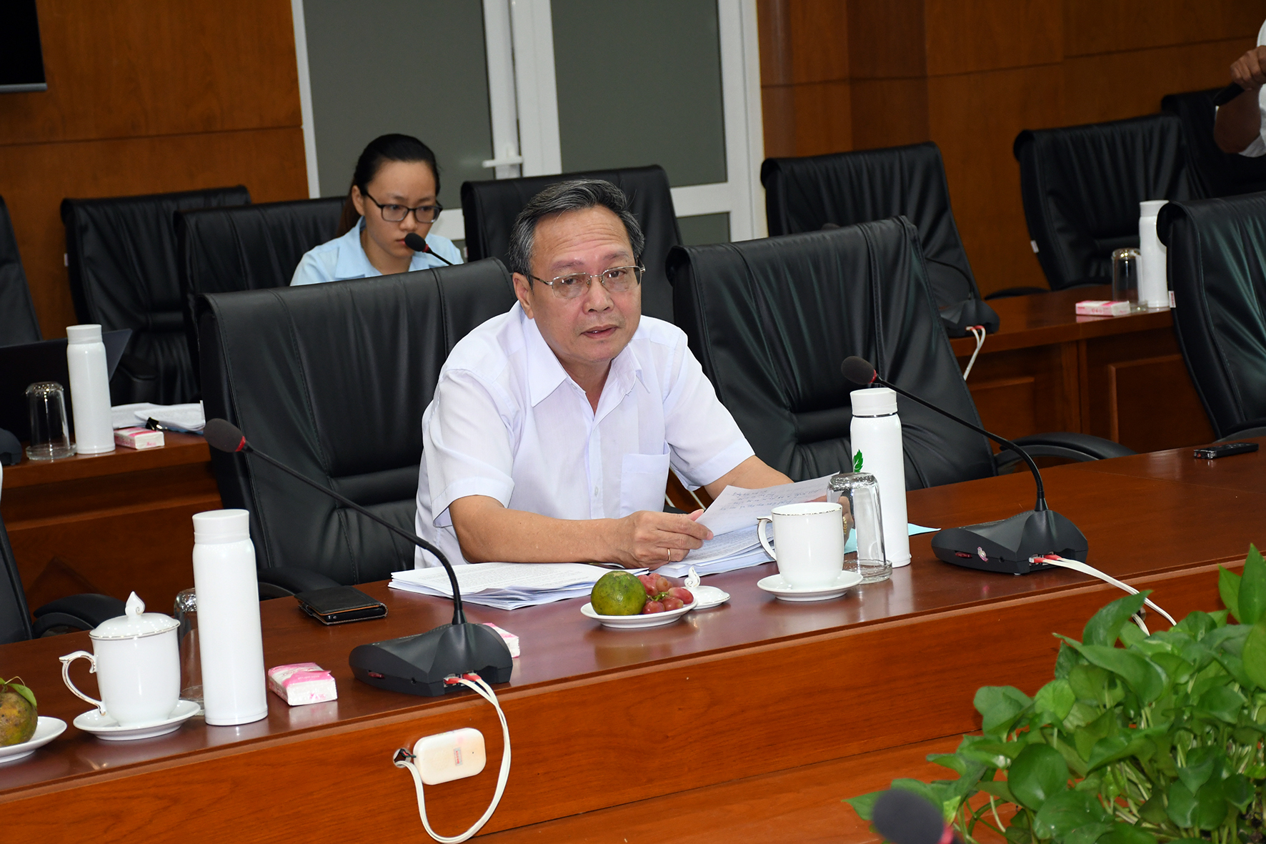 Ông Huỳnh Bách Chiến, Phó Trưởng Ban Tổ chức Tỉnh ủy thảo luận về công tác đào tạo, bồi dưỡng.
