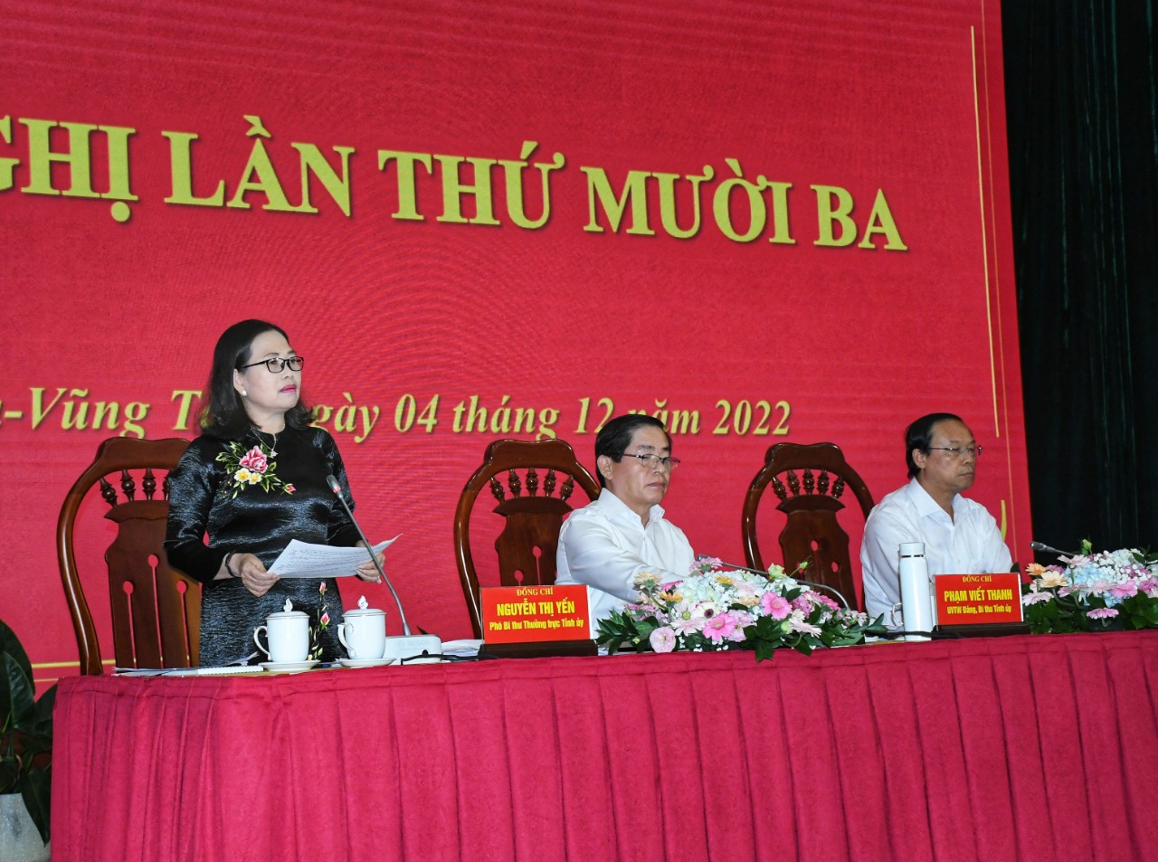 Bà Nguyễn Thị Yến, Phó Bí thư Thường trực Tỉnh ủy, Trưởng Đoàn ĐBQH tỉnh điều hành thảo luận tại hội nghị.