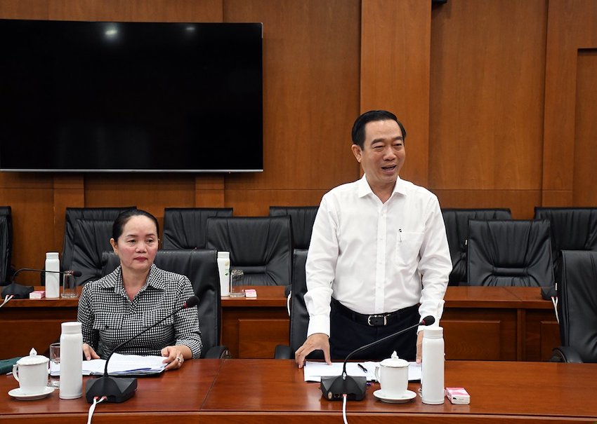 Ông Lê Văn Hòa, Bí thư Đảng đoàn, Chủ tịch LĐLĐ tỉnh báo cáo tại buổi làm việc.