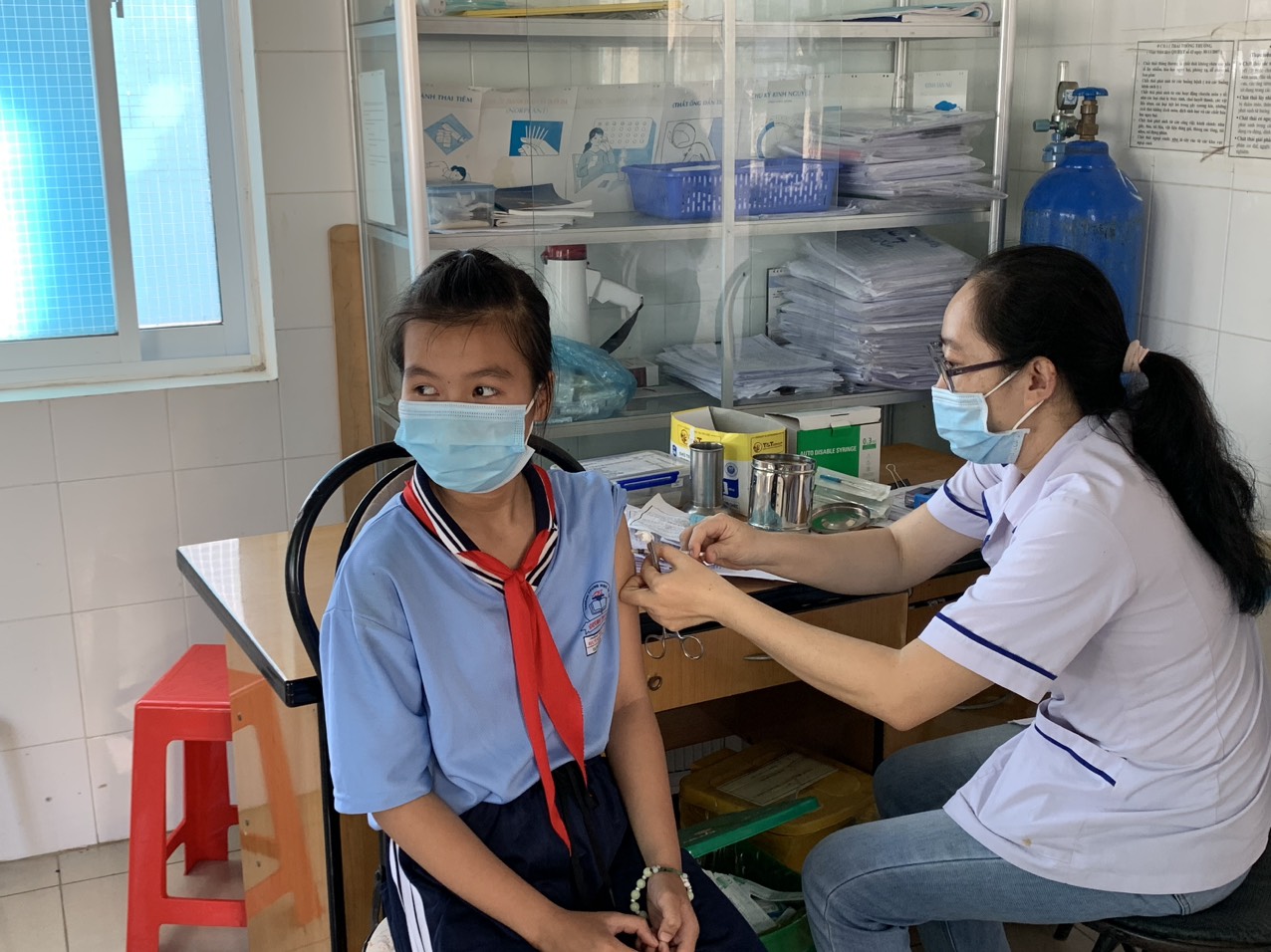 Nhân viên y tế tiêm vắc xin phòng COVID-19 mũi 2 cho học sinh Trường THCS Huỳnh Tịnh Của (thị trấn Long Điền, huyện Long Điền). 