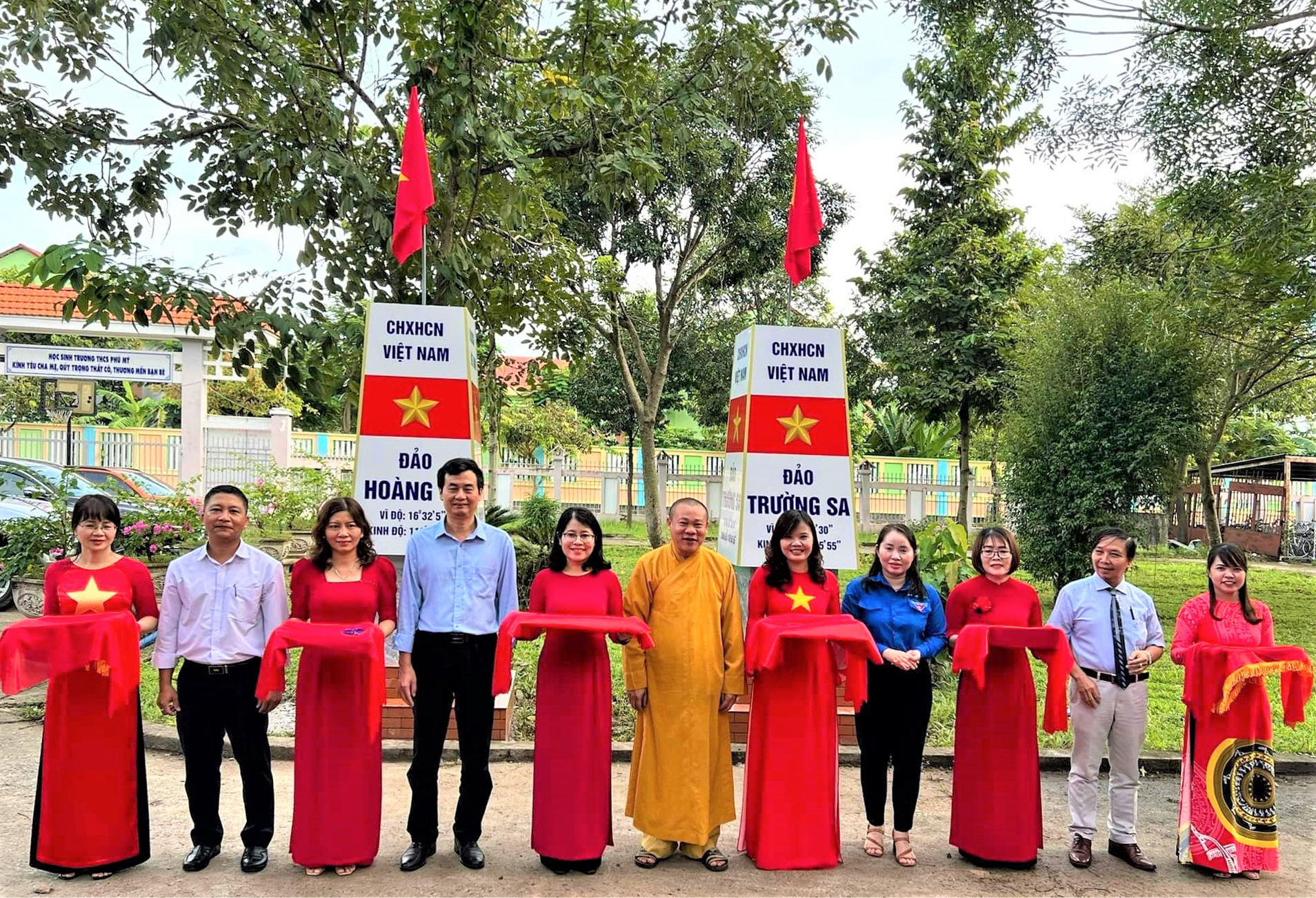 Đại diện Hội đồng Đội TX.Phú Mỹ, chính quyền địa phương, nhà hảo tâm cắt băng khánh thành và bàn giao công trình thanh niên cột mốc chủ quyền biển đảo Hoàng Sa-Trường Sa cho Trường THCS Phú Mỹ.