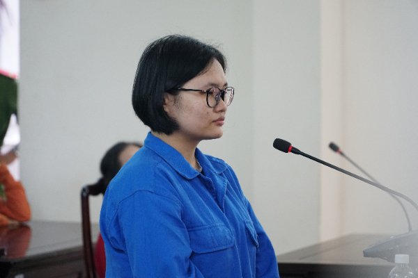 Bị cáo Tống Thị Tùng Linh và Trần Thị Ngọc Thư tại phiên xét xử.