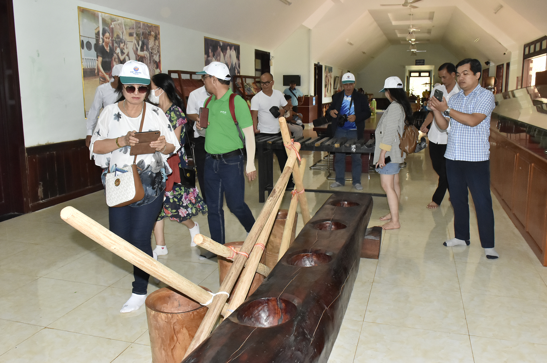 Bộ chày cối tái hiện hoạt động giã gạo ủng hộ cách mạng của người S’tiêng được trưng bày tại Khu bảo tồn văn hóa dân tộc S’tiêng sóc Bom Bo.
