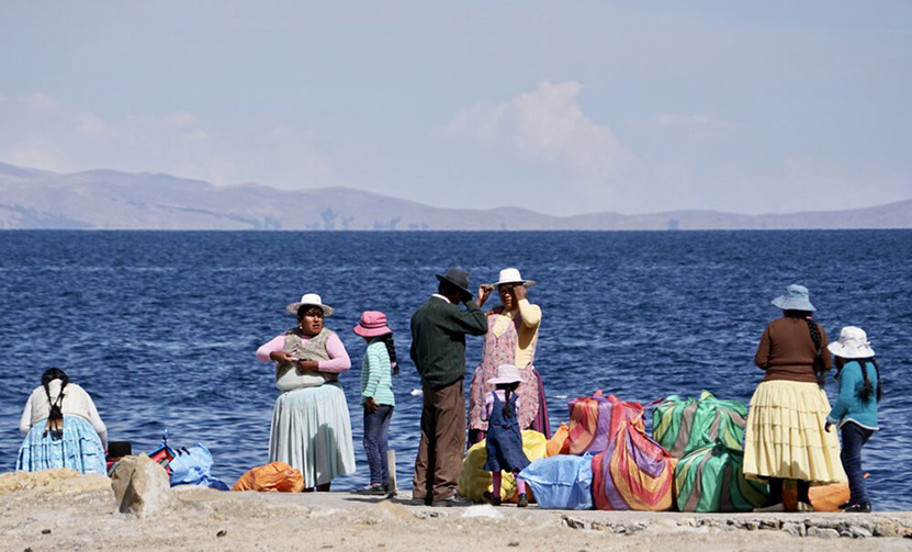 Một nhóm buôn lậu thủy ngân chờ thuyền để vượt hồ Titicaca sang Peru.