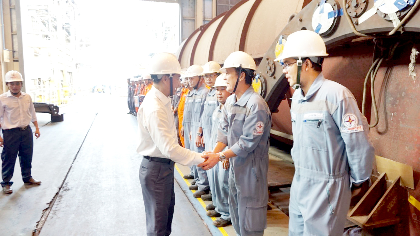 Ông Lê Văn Danh, Tổng Giám đốc Tổng Công ty Phát điện 3  thăm hỏi và động viên tinh thần CBCNV Công ty Nhiệt điện Phú Mỹ đang thực hiện đại tu tổ máy ST14.