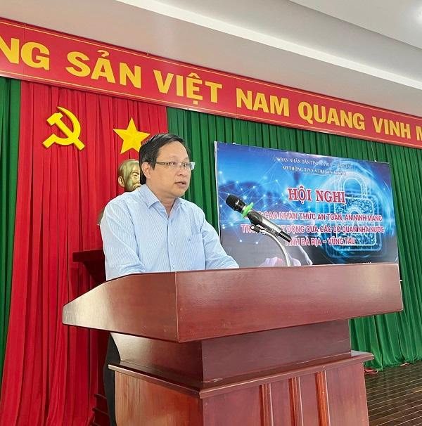 Ông Lê Việt Trung, Phó Giám đốc Sở TT-TT phát biểu tại hội nghị