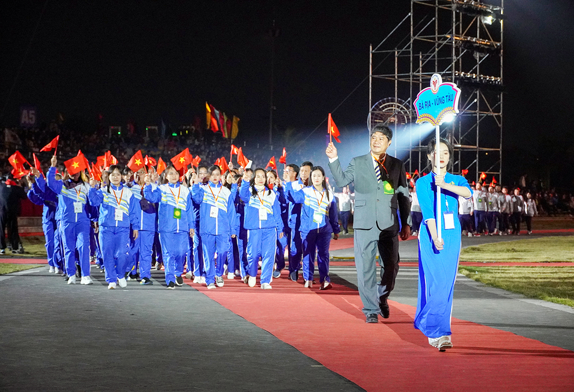 Đoàn thể thao tỉnh Bà Rịa-Vũng Tàu diễu hành biểu dương lực lượng tại Lễ khai mạc.