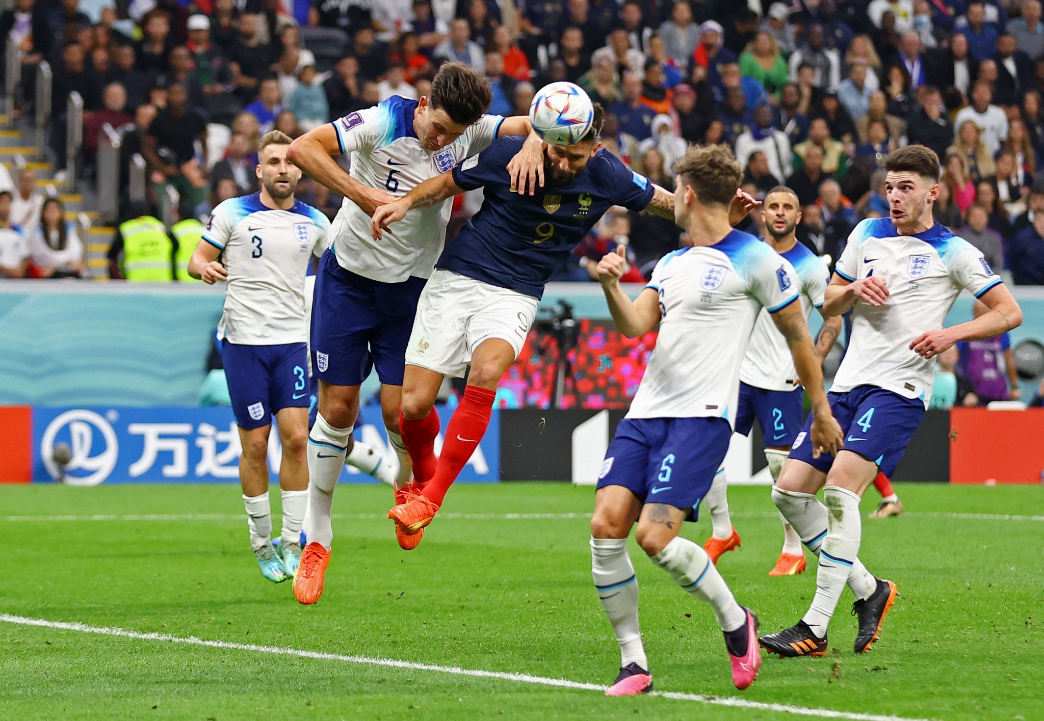 Giroud đánh đầu ấn định chiến thắng 2-1 cho tuyển Pháp trước đội tuyển Anh.