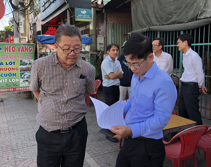 Ông Lê Đình Sơn, Phó Giám đốc Sở GT-VT (bên phải) cùng các thành viên Đoàn khảo sát thực tế các điểm mất ATGT trên QL51.