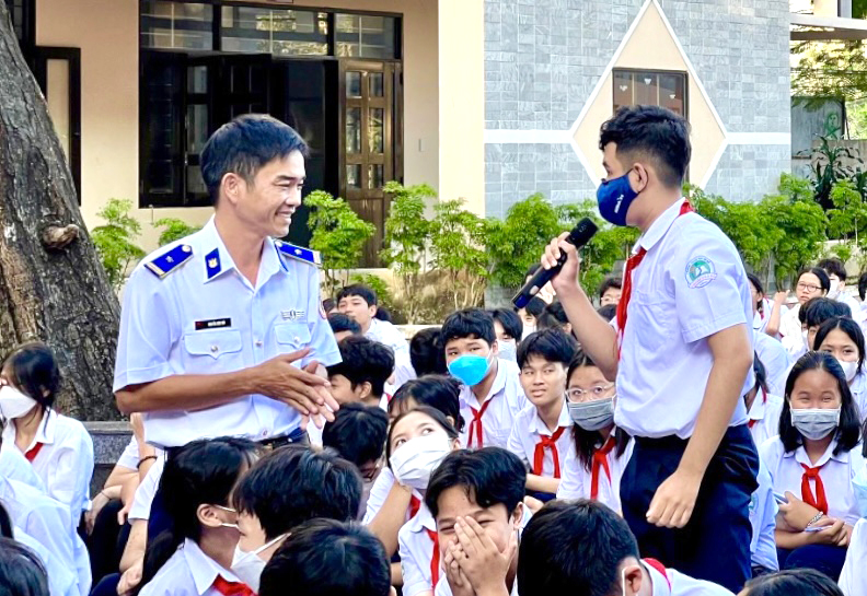 Học sinh Trường THCS Phước Thắng liên hệ về ý thức, trách nhiệm của thế hệ trẻ trong công cuộc xây dựng quê hương, đất nước.