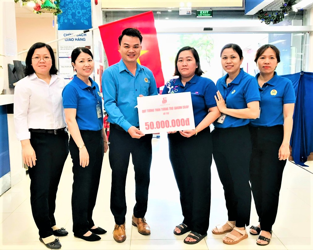 Đại diện Siêu thị Co.op Mart Bà Rịa trao bảng tượng trưng hỗ trợ 50 triệu đồng từ Quỹ Quỹ tương thân, tương trợ  cho công đoàn viên khó khăn.