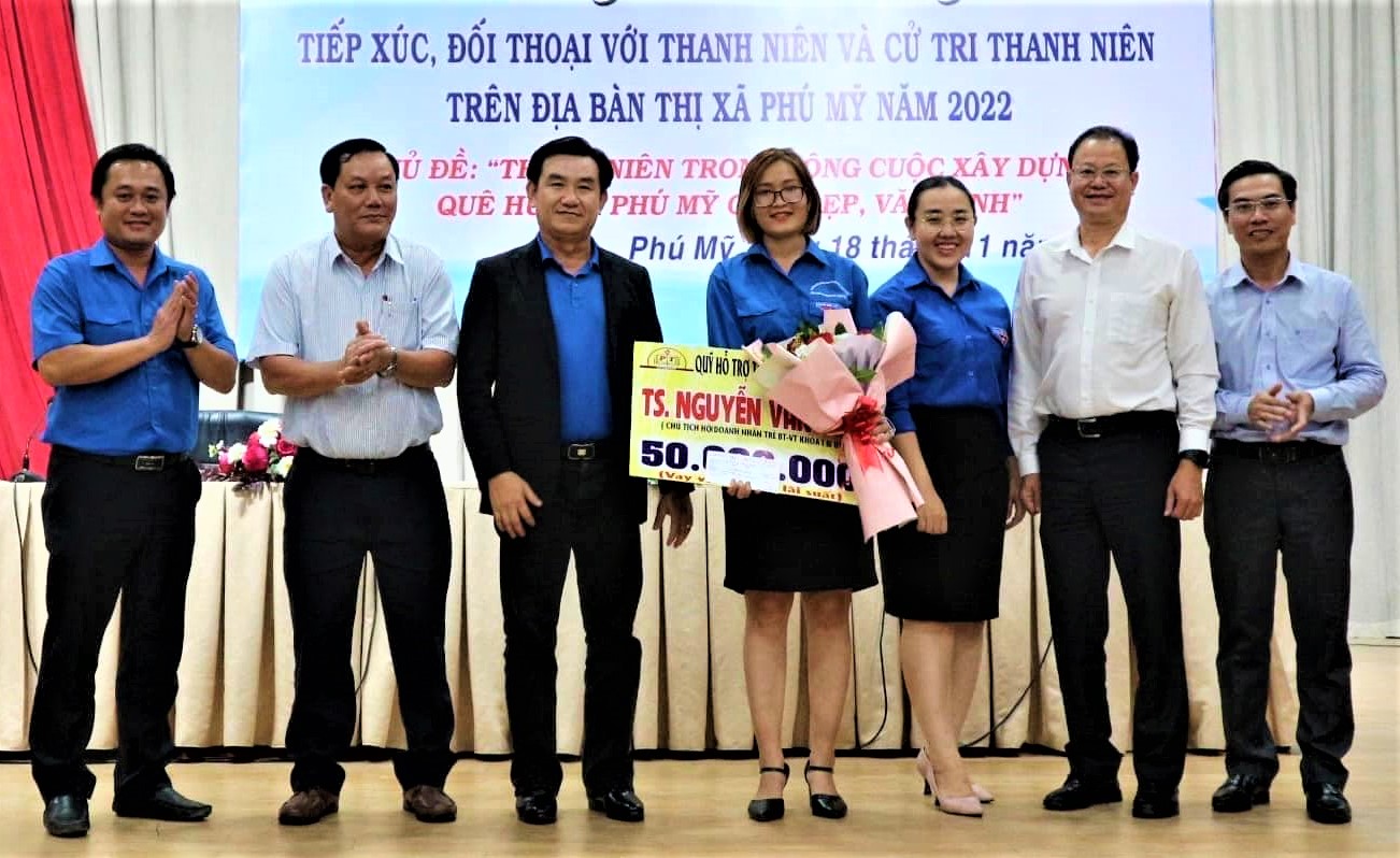 Chị Trần Thị Nam Phương, Phó Bí thư Đoàn Xã Châu Pha (TX.Phú Mỹ) nhận vốn hỗ trợ từ Quỹ Hỗ trợ khởi nghiệp của Hội LHTN tỉnh.