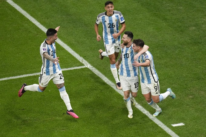 Messi chia vui cùng đồng đội sau bàn mở tỉ số cho Argentina.