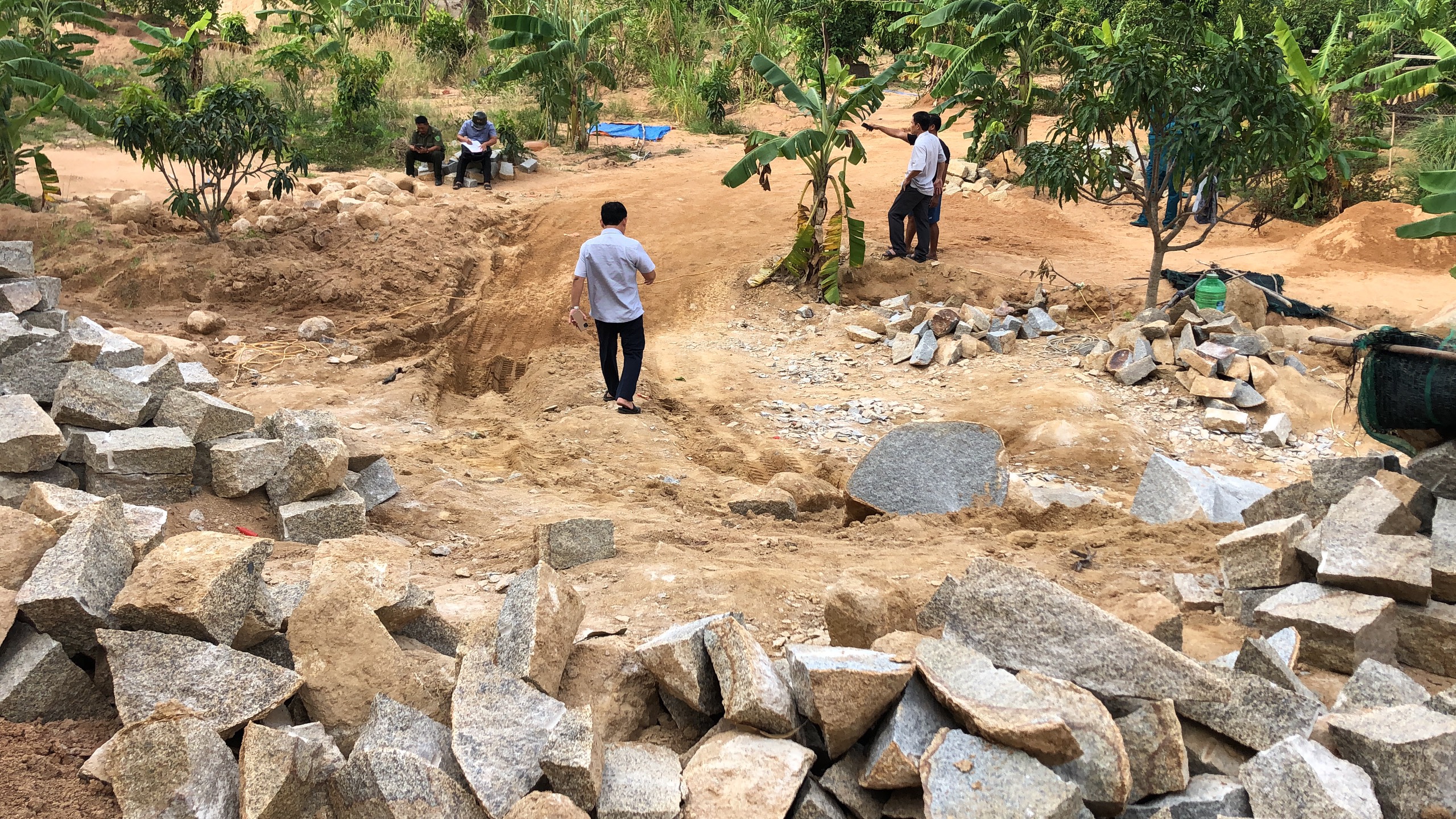 Phòng TNMT huyện Long Điền phối hợp cùng UBND xã Phước Hưng xuống hiện trường khai thác khoáng sản trái phép.