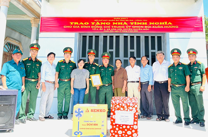 Đại diện Bộ CHQS tỉnh, Ban CHQS huyện Xuyên Mộc và chính quyền địa phương bàn giao “Nhà tình nghĩa” cho gia đình Trung úy Bùi Xuân Hương.