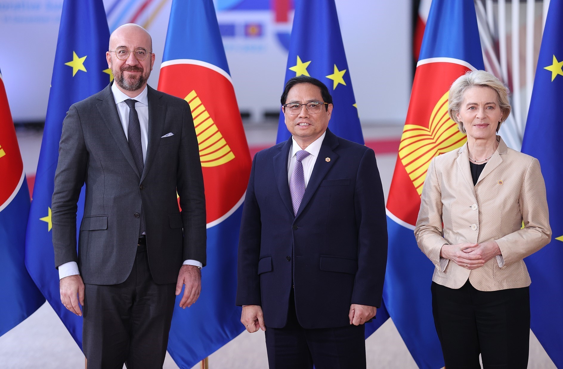 Chủ tịch Hội đồng châu Âu Charles Michel (trái) và Chủ tịch Ủy ban châu Âu Ursula Von der Leyen (phải) đón Thủ tướng Phạm Minh Chính. Ảnh: DƯƠNG GIANG