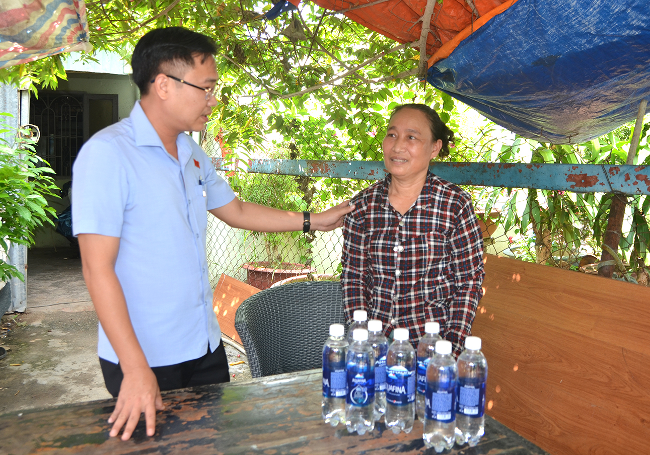 Ông Lê Xuân Tú, Trưởng Ban Dân vận Thành ủy Vũng Tàu gặp gỡ, thuyết phục người dân bàn giao mặt bằng để thành phố thực hiện dự án Khu tái định cư 10 ha phường 10.