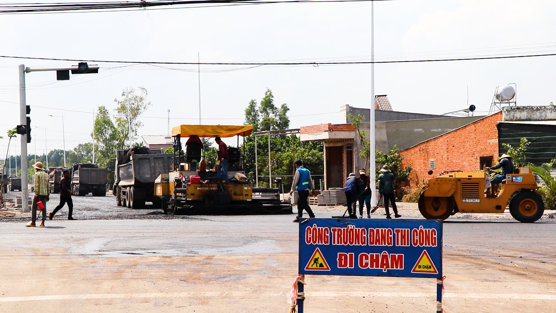 Đơn vị thi công tập trung trải nhựa đoạn 500m qua địa bàn xã Suối Nghệ, để đấu nối toàn tuyến đường Ngãi Giao – Cù Bị.