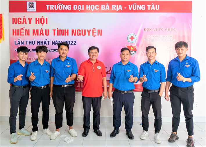 Anh Nguyễn Ngọc Tài, Bí thư Đoàn Trường ĐH Bà Rịa-Vũng Tàu (thứ ba từ phải qua) cùng các sinh viên nhà trường tham gia hoạt động hiến máu tình nguyện.