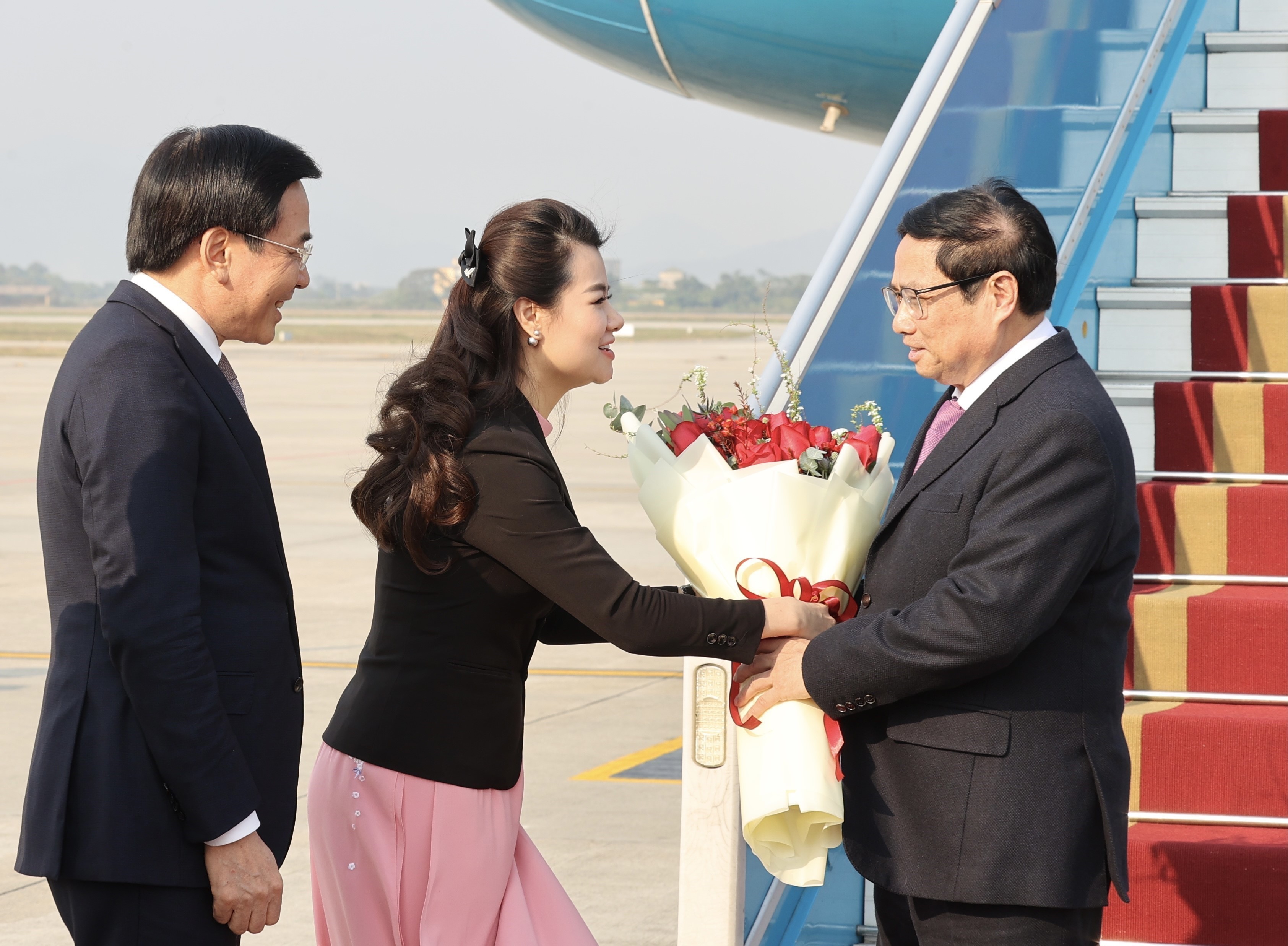 Thủ tướng Phạm Minh Chính về đến Hà Nội kết thúc chuyến tham dự Hội nghị cấp cao kỷ niệm 45 năm ASEAN - EU, thăm chính thức Luxembourg, Hà Lan và Bỉ. Ảnh: DƯƠNG GIANG